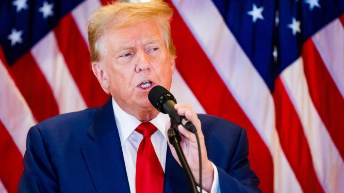 El expresidente y candidato presidencial republicano Donald Trump habla durante una conferencia de prensa en la Torre Trump en Nueva York, el 31 de mayo de 2024. (David Dee Delgado/Getty Images)