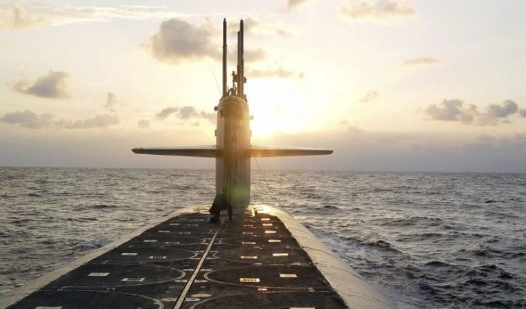 El submarino de misiles balísticos de clase Ohio USS Wyoming se aproxima a la Base Naval de Submarinos Kings Bay, Georgia, el 9 de enero de 2008. (Teniente Rebecca Rebarich/Marina de los EE.UU.)