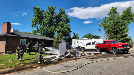 4 personas hospitalizadas tras estrellarse una avioneta en un patio de un suburbio de Denver