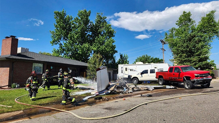 Personal de emergencia trabaja en el lugar del accidente de una avioneta en Arvada, Colorado, el 7 de junio de 2024. (Departamento de Policía de Arvada vía AP)