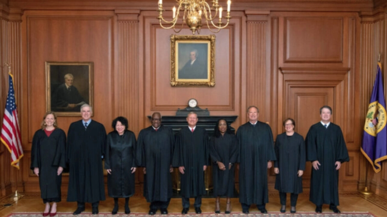 La Corte Suprema llevó a cabo una sesión especial el 30 de septiembre de 2022 para la ceremonia formal de investidura de la jueza asociada Ketanji Brown Jackson. (Colección de la Corte Suprema de los Estados Unidos/Getty Images)