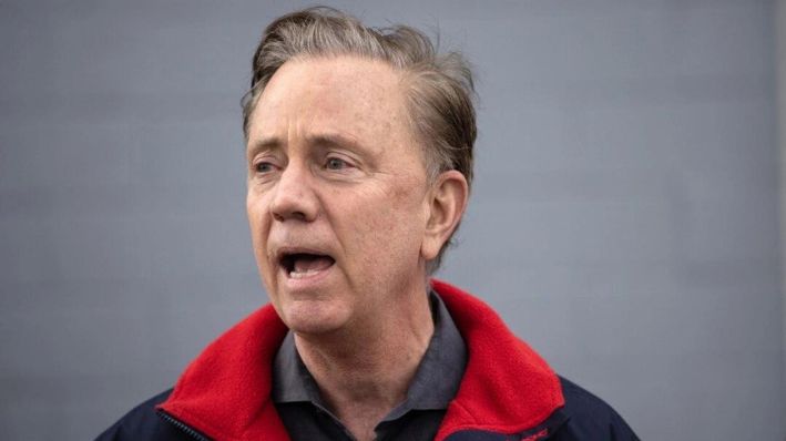 El gobernador Ned Lamont (D-Conn.) habla en una clínica comunitaria de vacunación contra COVID-19 en Stamford, Conn., el 14 de marzo de 2021. (John Moore/Getty Images)