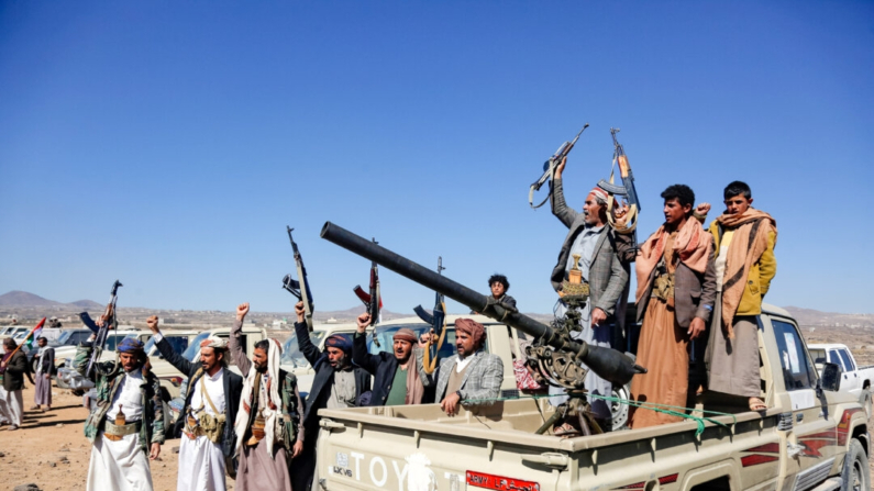 Combatientes houthis y miembros de tribus organizan una concentración contra los ataques de Estados Unidos y Reino Unido contra instalaciones militares dirigidas por los hutís cerca de Saná, Yemen, el 14 de enero de 2024. (Foto AP)