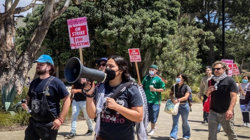 La Universidad de California demanda al sindicato que apoya las huelgas en el campus
Huelguistas propalestinos en la UC de San Diego el 3 de junio de 2024. (Philip Zhu)