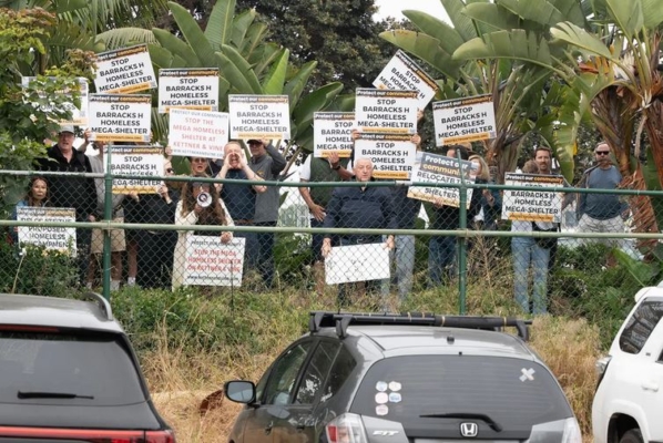 Manifestantes frente al cuartel H durante la rueda de prensa del alcalde. (Jane Yang/The Epoch Times)