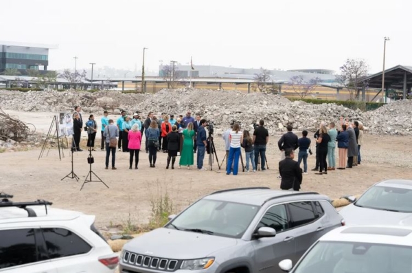 El alcalde de San Diego, Todd Gloria, ofrece una rueda de prensa en el solar del Cuartel H, donde se propone construir un aparcamiento seguro para personas sin hogar. (Jane Yang/The Epoch Times)