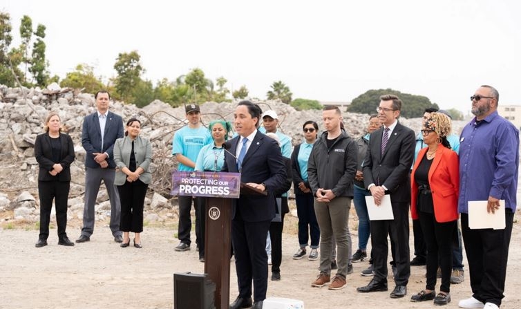 El alcalde de San Diego, Todd Gloria, habla en la rueda de prensa celebrada en el Cuartel H el 6 de junio. (Jane Yang/The Epoch Times)