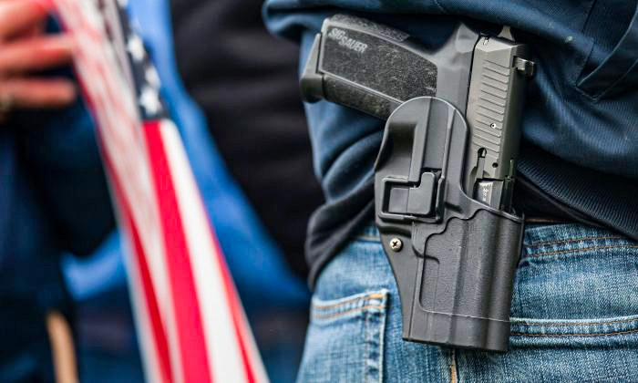 Una pistola en una funda en una foto de archivo. (David Ryder /Getty Images)
