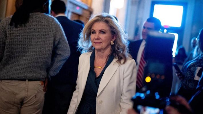 La senadora Marsha Blackburn (R-Tenn.) entra en la Cámara del Senado en el Capitolio en Washington el 23 de abril de 2024. (Andrew Harnik/Getty Images)