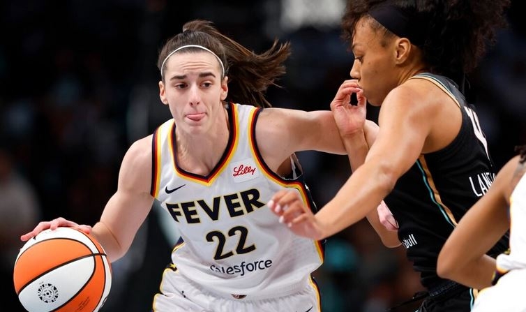 La escolta de las Indiana Fever Caitlin Clark (22) lanza a canasta contra la alero de las New York Liberty Betnijah Laney-Hamilton (44) durante la primera mitad de un partido de baloncesto de la WNBA en Nueva York el 18 de mayo de 2024. (Noah K. Murray/Foto AP)