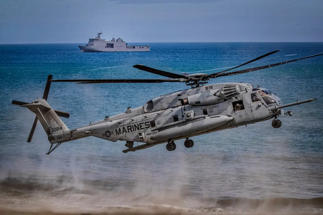 Un helicóptero CH53 de la Infantería de Marina de Estados Unidos despega durante un ejercicio de guerra conjunto de Estados Unidos y Filipinas en aguas del Mar de China Meridional en Claveria, provincia de Cagayán, Filipinas, el 31 de marzo de 2022. (Ezra Acayan/Getty Images)