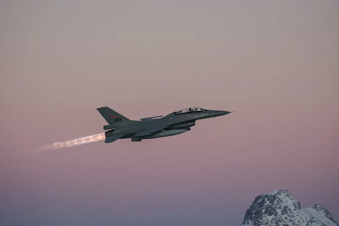 Un avión F-16 sobrevuela Noruega el 3 de enero de 2024. (Jan Langhaug/NTB/AFP vía Getty Images)