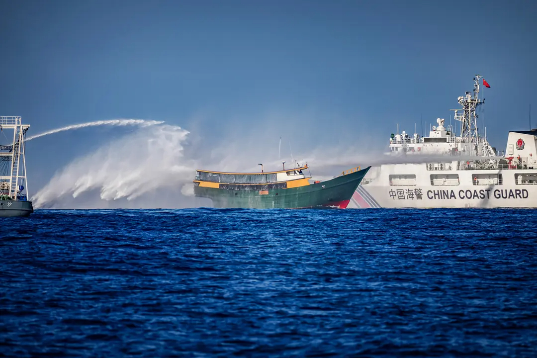 Barcos guardacostas chinos disparan cañones de agua contra un buque fletado por la Marina filipina que realiza una misión rutinaria de reabastecimiento a las tropas estacionadas en Second Thomas Shoal, en el mar de China Meridional, el 5 de marzo de 2024. (Ezra Acayan/Getty Images)