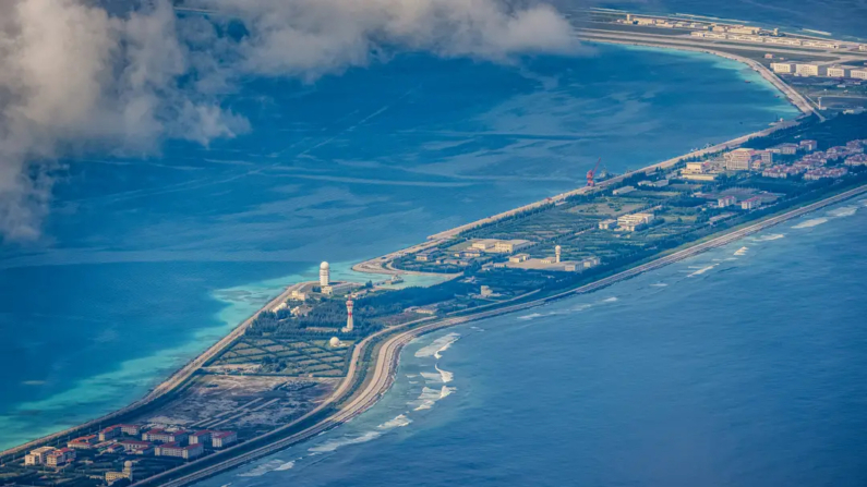 Se ven edificios y estructuras en la isla artificial construida por China en Mischief Reef, Islas Spratly, en el Mar de China Meridional, el 25 de octubre de 2022. (Ezra Acayan/Getty Images)
