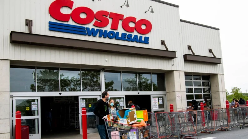 Compradores salen de una tienda Costco en Washington el 5 de mayo de 2020. (Nicholas Kamm/AFP vía Getty Images)