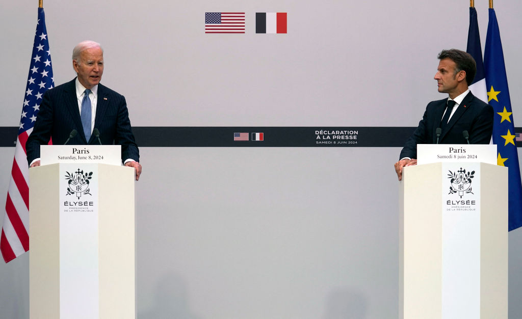 El presidente de EE UU, Joe Biden (i), y el presidente de Francia, Emmanuel Macron, asisten a una declaración de prensa tras su reunión bilateral en el Palacio Presidencial del Elíseo, en París, el 8 de junio de 2024. (Michel Euler/POOL/AFP via Getty Images)