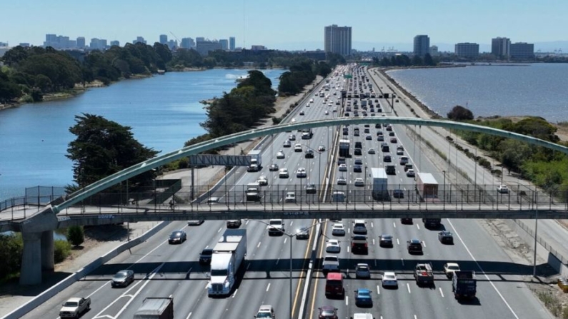 El tráfico vehicular se mueve a lo largo de la Interestatal 80 en Berkeley, California, el 24 de agosto de 2022. (Justin Sullivan/Getty Images)