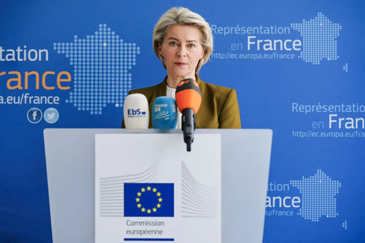 La presidenta de la Comisión Europea, Ursula von der Leyen, pronuncia un discurso ante la prensa en la sede francesa de la Comisión Europea en París, el 6 de mayo de 2024. (Dimitar Dilkoff/AFP vía Getty Images)