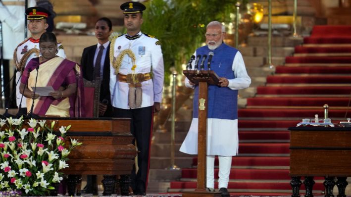 Narendra Modi, a la derecha, jura su cargo como primer ministro de la India ante el presidente Droupadi Murmu, a la izquierda, en el Rashtrapati Bhawan, en Nueva Delhi, India, el domingo 9 de junio de 2024. El dirigente, de 73 años, es el segundo primer ministro indio que conserva el poder para un tercer mandato. (AP Photo/Manish Swarup)
