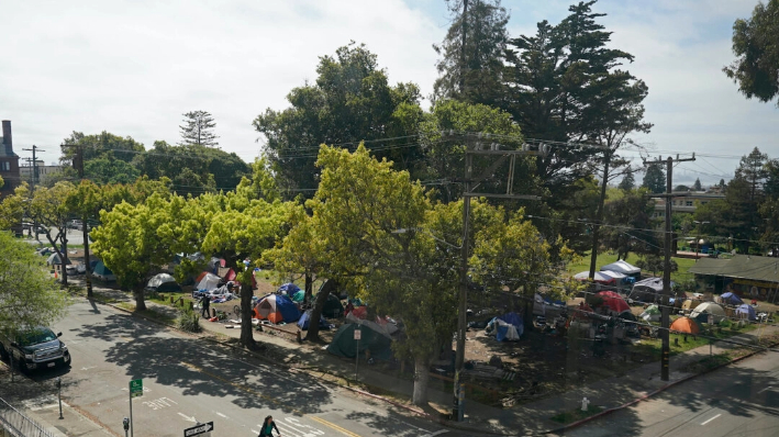 Un ciclista pasa por delante de People's Park en Berkeley, California, el 29 de marzo de 2022. Muchos de los árboles del parque fueron derribados el 3 de agosto de 2022, durante un intento de iniciar un proyecto de construcción. Una sentencia de la Corte Suprema de California permitirá construir viviendas para estudiantes de la Universidad de California en el histórico People's Park de Berkeley. (Eric Risberg/Foto AP)
