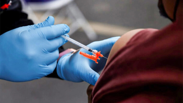 Una vacuna del COVID-19 se administra a una persona en Los Ángeles el 29 de enero de 2022. (Shannon Stapleton/Reuters)
