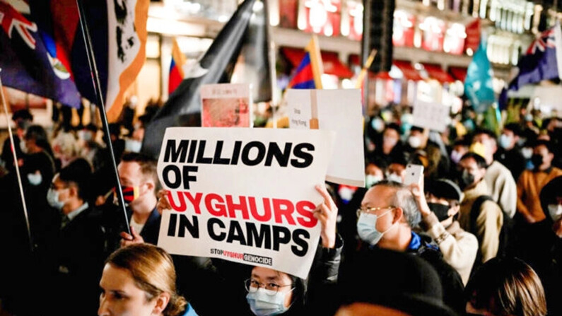 Manifestantes en apoyo de uigures, tibetanos y hongkoneses participan en una protesta contra el Partido Comunista Chino mientras marchan por Regent Street hacia la embajada china, en Londres, el 1 de octubre de 2021. (Matt Dunham/Foto AP)