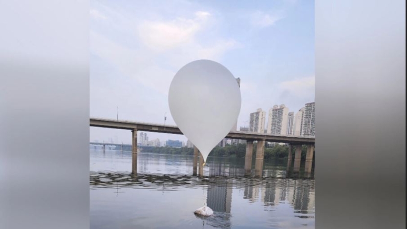 Un globo presumiblemente enviado por Corea del Norte, en el río Han en Seúl, Corea del Sur, el 9 de junio de 2024. (Estado Mayor Conjunto de Corea del Sur vía AP)