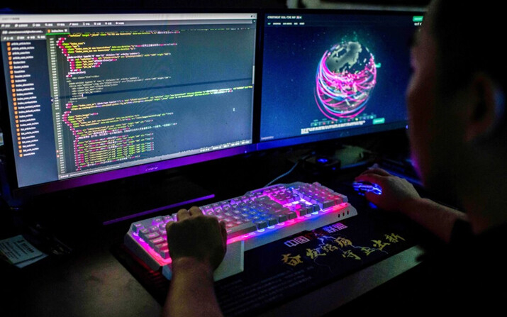 Un hacker utiliza su ordenador en Dongguan, provincia china de Guangdong, el 4 de agosto de 2020. (Nicolas Asfouri/AFP vía Getty Images)