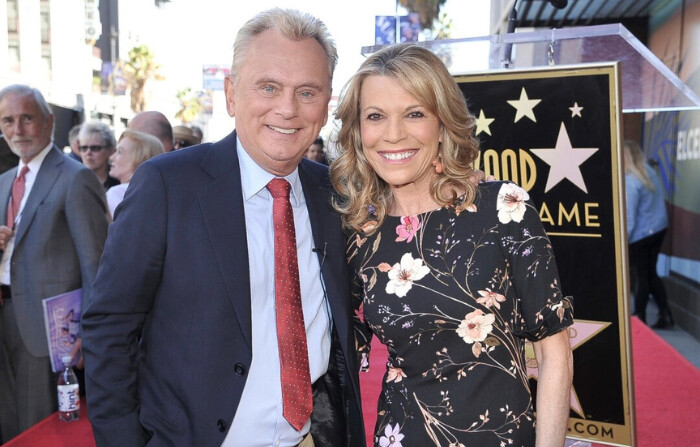 Pat Sajak (L) y Vanna White de "Wheel of Fortune" asisten a una ceremonia en honor a Harry Friedman con una estrella en el Paseo de la Fama de Hollywood en Los Ángeles el 1 de noviembre de 2019. (Richard Shotwell/Invision/ AP)