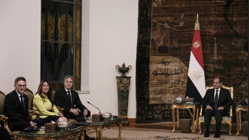 El secretario de Estado estadounidense Antony Blinken (3º izqda.) se reúne con el presidente egipcio Abdel Fattah al-Sisi en El Cairo el 10 de junio de 2024. (Amr Nabil/Pool//AFP vía Getty Images)