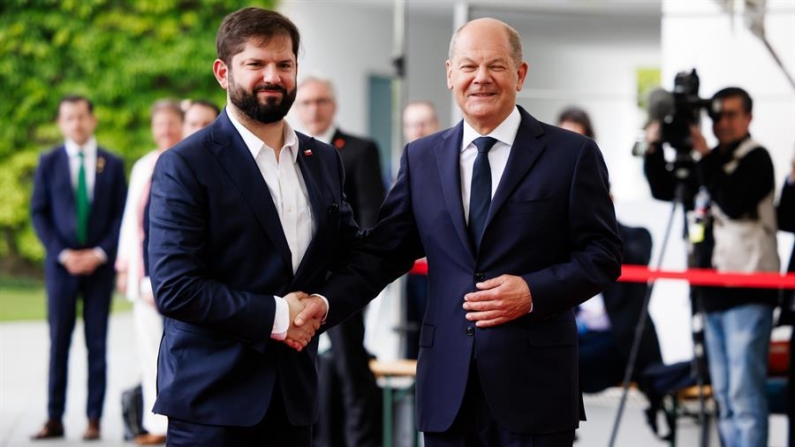 El canciller alemán Olaf Scholz (d) da la bienvenida al presidente chileno Gabriel Boric durante una recepción con honores militares en la Cancillería de Berlín, Alemania, el 10 de junio de 2024. EFE/EPA/Clemens Bilan 