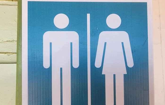 Símbolos que indican baños masculinos y femeninos en Perth, Australia, el 16 de marzo de 2024. (Susan Mortimer/The Epoch Times)