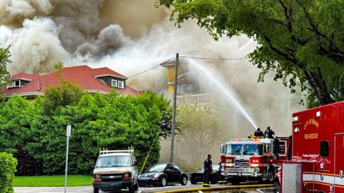 Miami Fire Rescue y la policía de Miami trabajan en la escena del incendio en Temple Court Apartments, en Miami, Florida, el 10 de junio de 2024. (Carl Juste/Miami Herald vía AP)