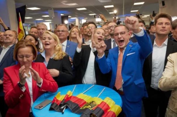 Alice Weidel, en el centro, y Tino Chrupalla, en el centro a la derecha, ambos presidentes federales de AfD, animan en la sede del partido AfD durante el pronóstico para las elecciones europeas, en Berlín el 9 de junio de 2024. (Joerg Carstensen/dpa vía AP)