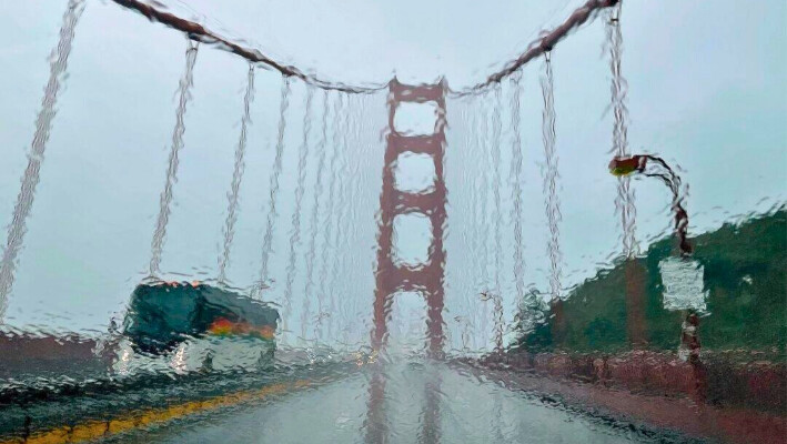 El puente Golden Gate visto a través de un parabrisas cubierto de lluvia en San Francisco el 4 de enero de 2023. (Justin Sullivan/Getty Images)