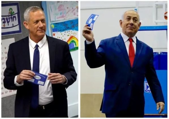 (Izquierda) Benny Gantz, líder del partido Azul y Blanco votando en un colegio electoral en Rosh Ha'ayin. (Derecha) El primer ministro de Israel, Benjamin Netanyahu, votando en un colegio electoral en Jerusalén durante las elecciones parlamentarias de Israel el 9 de abril de 2019. (Nir Elias, Ariel Schalit/Pool vía Reuters)