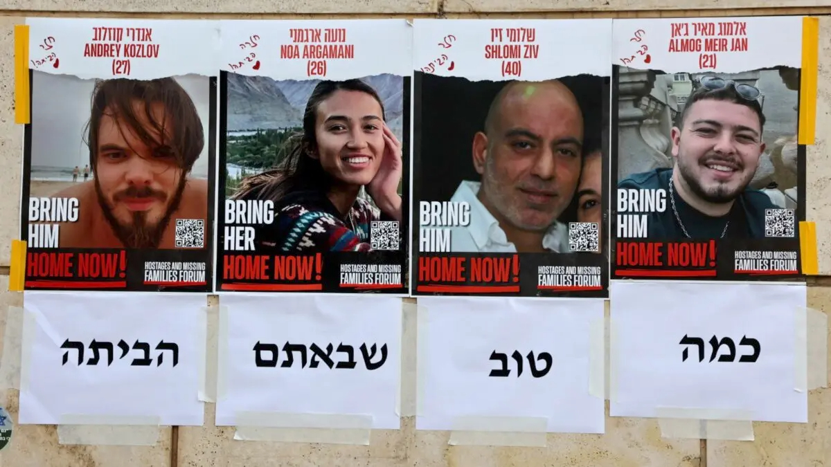 Carteles en los que se lee "Home Now" con los retratos de los cuatro rehenes israelíes rescatados, de izquierda a derecha: Andrey Kozlov, de 27 años, Noa Argamani, de 26, Shlomi Ziv, de 41, y Almog Meir Jan, de 22, están pegados en una pared de Tel Aviv el 8 de junio de 2024. (Gil Cohen-Magen/AFP vía Getty Images)