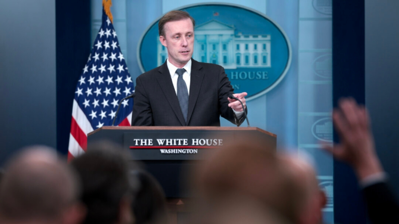 El asesor de seguridad nacional de la Casa Blanca, Jake Sullivan, responde a preguntas durante una rueda de prensa en la Casa Blanca el 13 de mayo de 2024. (Win McNamee/Getty Images)