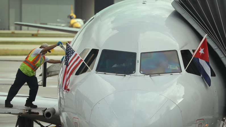 Imagen de archivo: Un empleado cierra la puerta del Vuelo 903 de American Airlines mientras se prepara para retroceder desde la puerta, convirtiéndose en el primer vuelo comercial de Miami a Cuba en 55 años, el 7 de septiembre de 2016 en Miami, Florida. (Joe Raedle/Getty Images)