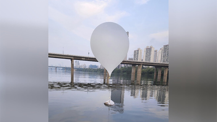 Un globo enviado presumiblemente por Corea del Norte, sobre el río Han en Seúl, Corea del Sur, el 9 de junio de 2024. (Estado Mayor Conjunto de Corea del Sur vía AP)
