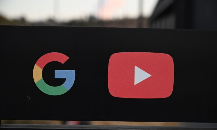 Los logotipos de Google y YouTube se ven en la entrada de las oficinas de Google en Los Ángeles el 21 de noviembre de 2019. (Robyn Beck/AFP vía Getty Images)