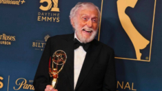 Dick Van Dyke hace historia como el ganador del Daytime Emmy de mayor edad