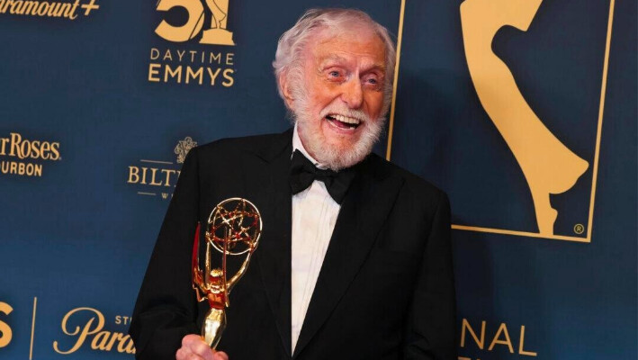 Dick Van Dyke, ganador, posa en la 51ª edición anual de los premios Daytime Emmy en The Westin Bonaventure Hotel & Suites en Los Ángeles, California, el 7 de junio de 2024. (Rodin Eckenroth/Getty Images)