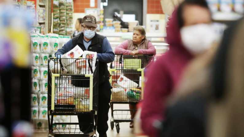 Personas mayores compran comestibles en un supermercado, el 19 de marzo de 2020 en Los Ángeles, California. (Mario Tama/Getty Images)