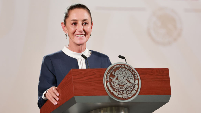 La presidenta electa de México, Claudia Sheinbaum, habla durante una conferencia de prensa en Palacio Nacional el 10 de junio de 2024 en la Ciudad de México, México. (Hector Vivas/Getty Images)