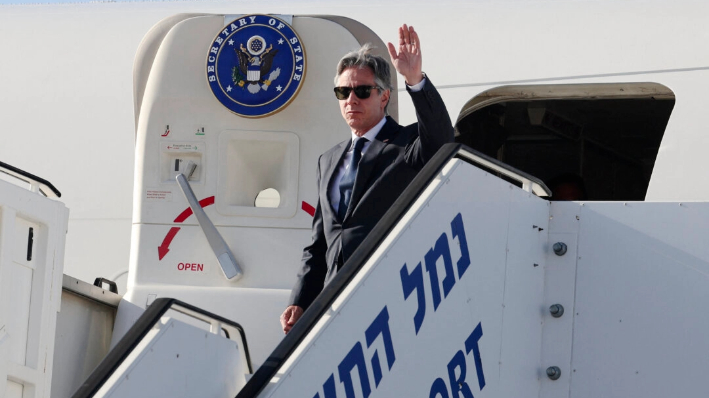 El secretario de Estado estadounidense, Antony Blinken, saluda a su llegada al aeropuerto Ben Gurion, cerca de Tel Aviv, el 10 de junio de 2024. (Jack Guez/AFP vía Getty Images)