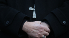 Víctimas de abusos en la Iglesia se concentran para exigir que la pederastia no prescriba