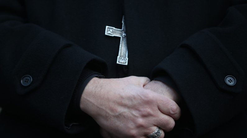 Detalle de las manos de un sacerdote. EFE/Alberto Valdés