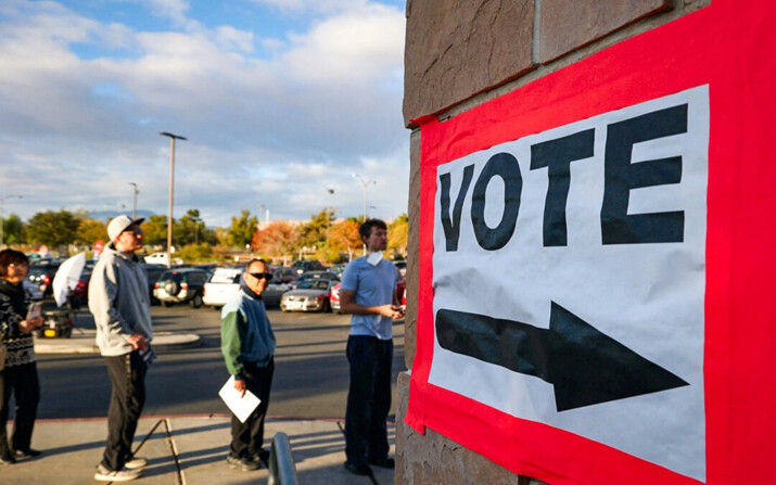 La gente espera en la cola para votar el día de las elecciones en Las Vegas, Nevada, el 8 de noviembre de 2022. (Ronda Churchill/AFP vía Getty Images)