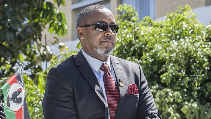 Saulos Klaus Chilima (dcha.), vicepresidente en funciones de Malaui y presidente del Movimiento para la Transformación Unida (UTM), abandona el hotel Mount Soche de Blantyre el 6 de mayo de 2020. (AMOS GUMULIRA/AFP vía Getty Images)